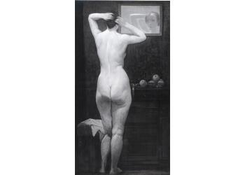 Modella in piedi che si pettina Modella in piedi che si pettina